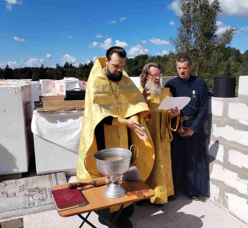 Духовенство и волонтеры перед экспедицией