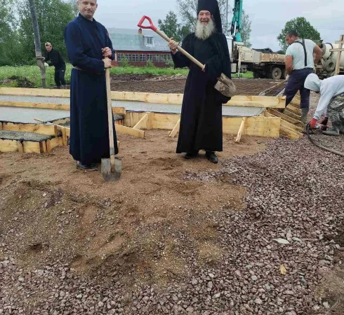 Группа волонтеров у автомобиля