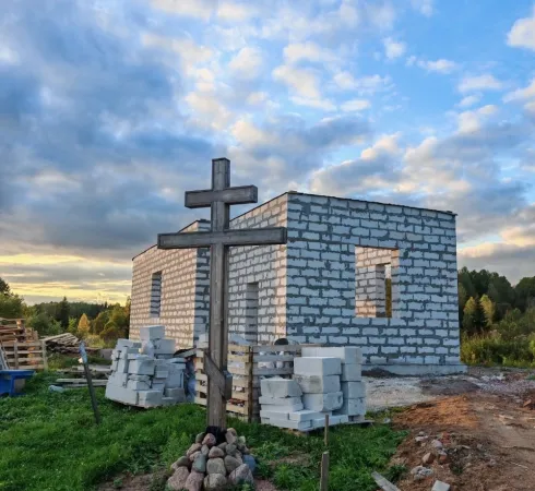 Молебен у Креста на месте будущего храма