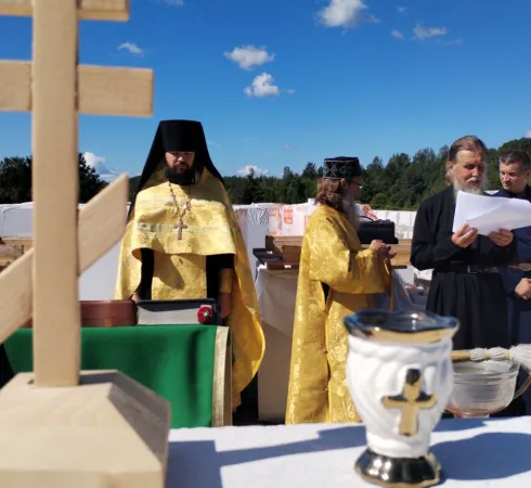 Священнослужитель и прихожане у закладного камня