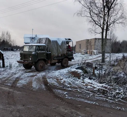 Грузовик, доставляющий продукты в монастырь