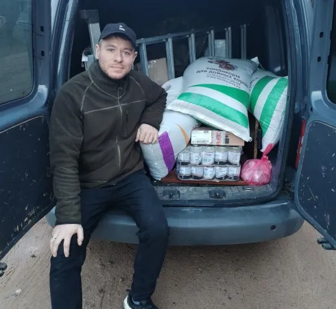 Волонтеры и духовенство у строящегося храма