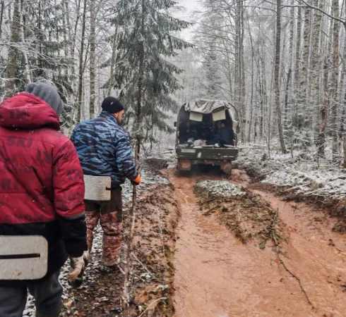 Волонтеры помогают грузовику в грязи