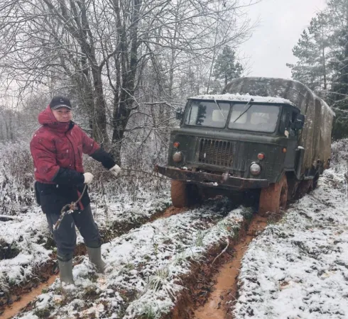 Волонтер с продуктами в фургоне