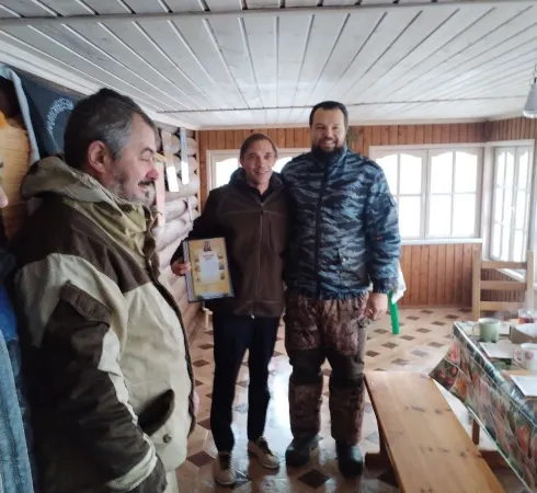 Военный грузовик в лесной грязи