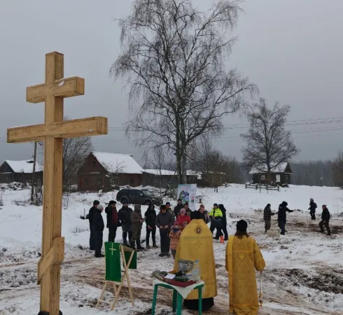 Группа участников экспедиции у машины