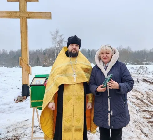 Иеромонах Даниил (Яцкин) с прихожанами